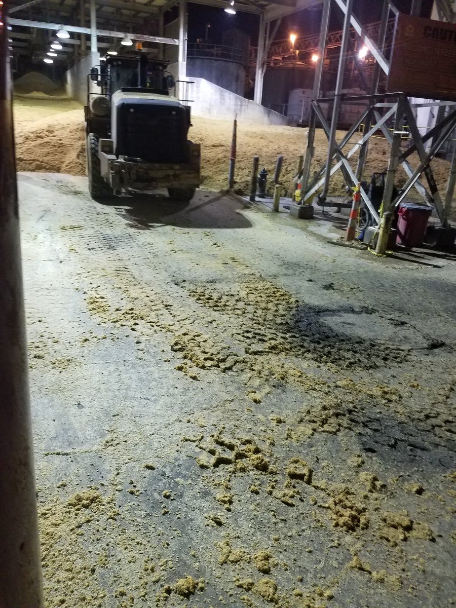 tbcattle_72's tweet photo. Finished an 80 planting tonight.  Now on to feed hauling. Looks as if they have plenty. #workallthetime https://t.co/BlwPbHGS6v