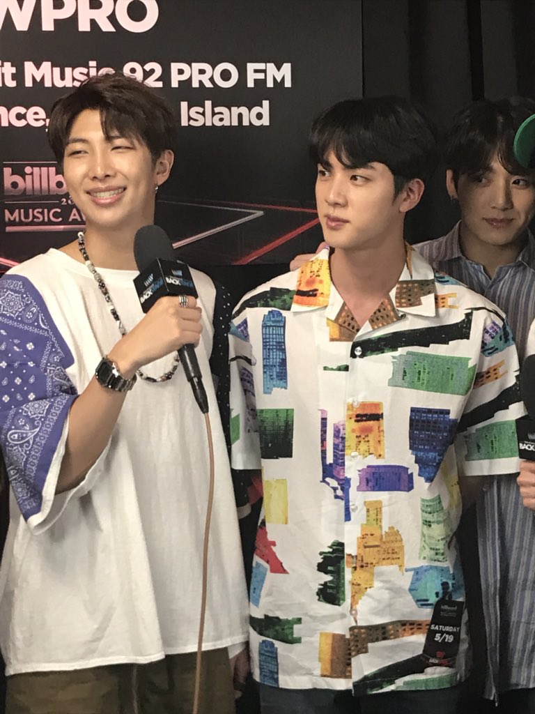 cookyk_'s tweet photo. 永久にいつまでもヒョンの後ろで人見知り発揮していておくれ、ジョングガ🐰 @BTS_twt 
#iVoteBTSBBMAs https://t.co/HIPpOmwTNm