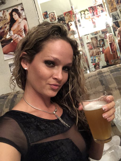 Works done. First drink of the weekend! https://t.co/5CWY36EsGl