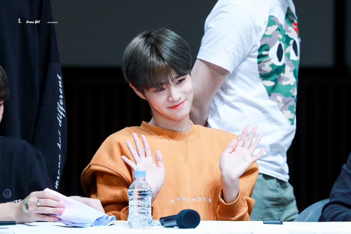 Daehwicom's tweet photo. 180519 렌즈나인 #이대휘 #워너원 #WANNAONE 눈웃음 어뜨케 ㅠㅠㅠㅠㅠㅠㅠㅠㅠㅠㅠㅠㅠㅠㅠㅠㅠ😭😭😭😭 https://t.co/QKyOKv8tyI