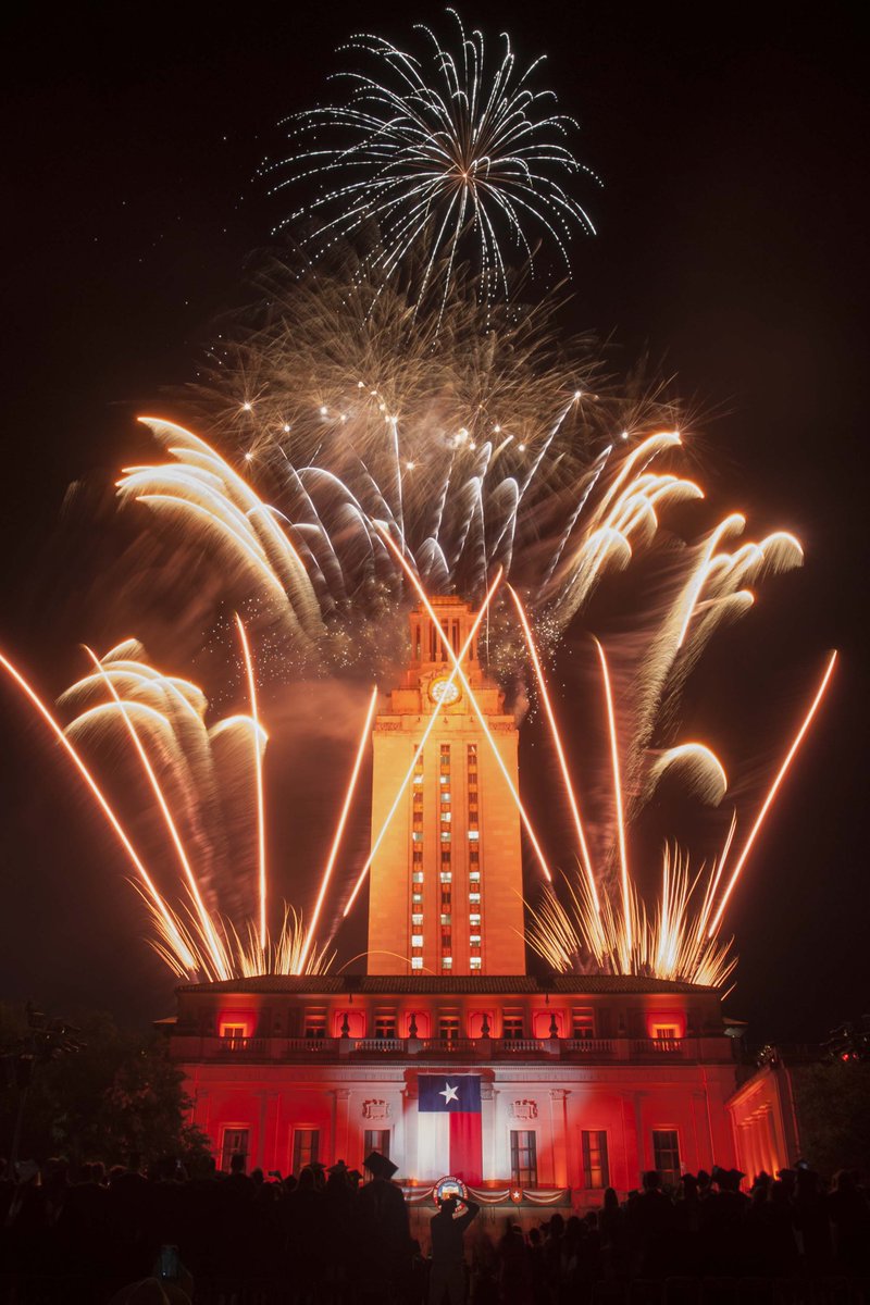 UTAustin's tweet image. At this world-class institution, you worked hard, and you prevailed. But commencement means beginning, and now the real change starts. At Texas, you learned to think big. Go change the world. #UTgrad18 #WhatStartsHere 🤘🎓
