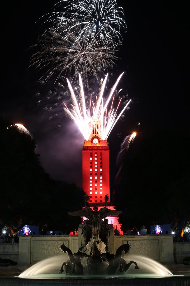 UTAustin's tweet image. At this world-class institution, you worked hard, and you prevailed. But commencement means beginning, and now the real change starts. At Texas, you learned to think big. Go change the world. #UTgrad18 #WhatStartsHere 🤘🎓