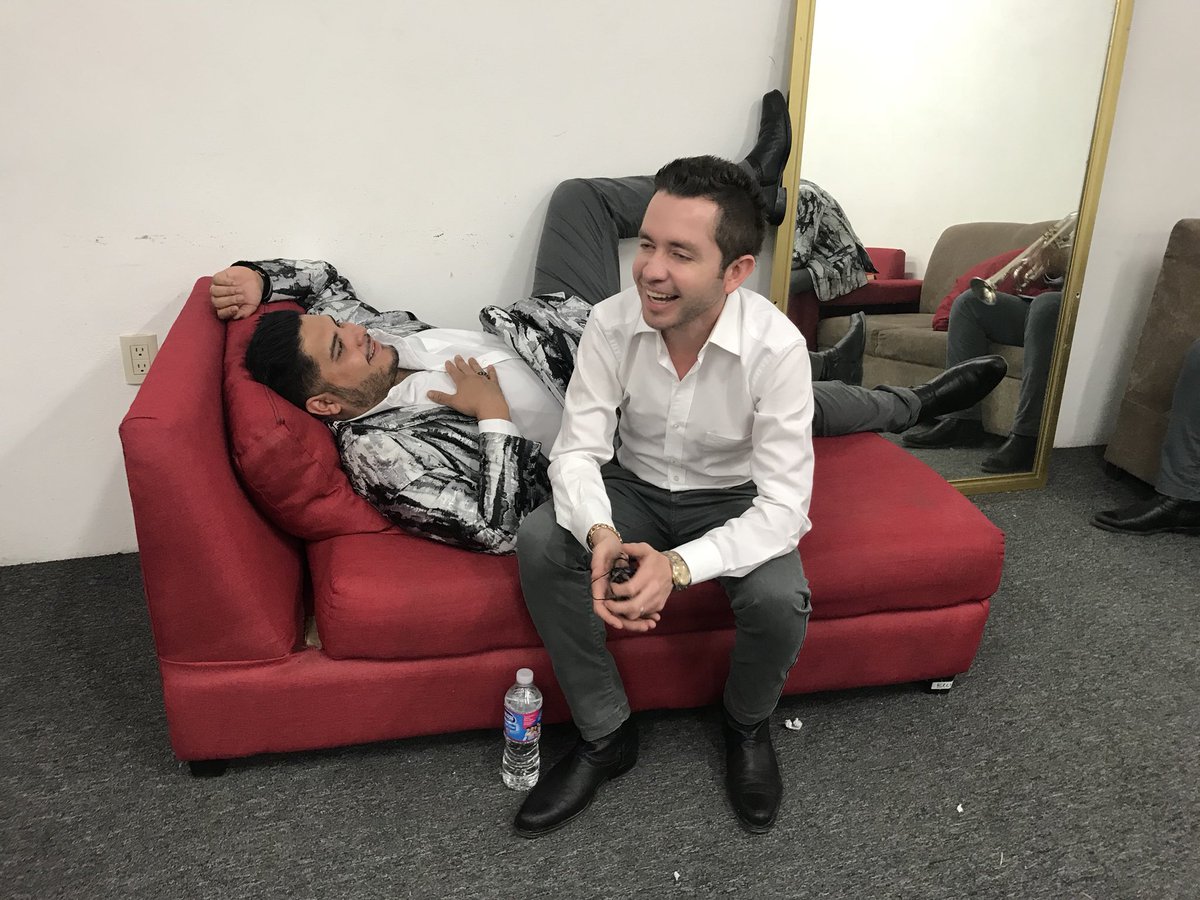 memogarzaa's tweet photo. Cargando Pilasssssssss!!!!!!! Ya estamos a unos minutos de empezar!!!! Morelia, Michoacán #NocheAdictiva #EnPeligroDeExtinción @isaacadictivo https://t.co/JwJhouPEWY