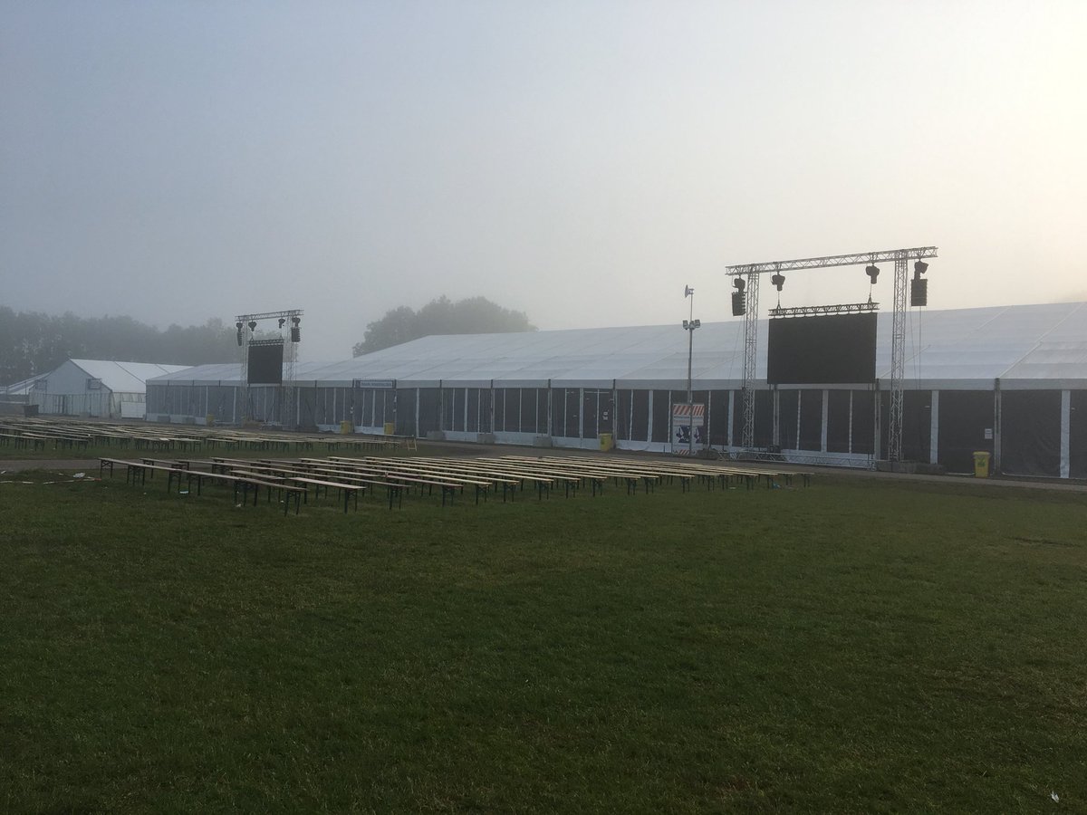 Het is nu nog rustig bij de grote tent. Maar je ziet het al het is #mistig. Dus doe voorzichtig en hou voldoende afstand als je deze kant op komt! #goedereis