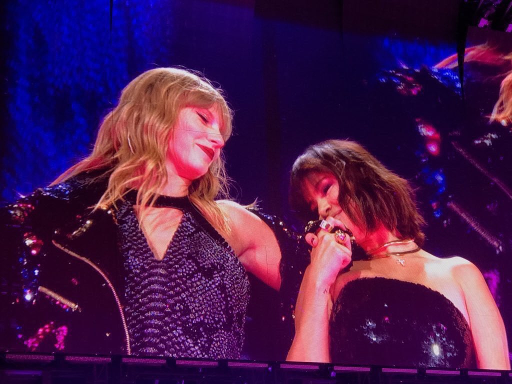 TSwiftNewsTH's tweet photo. 🗣💕 Selena Gomez พูดกับผู้ชมในคอนเสิร์ต reputation ถึงความสัมพันธ์ของเธอและ Taylor Swift 

“ขอบคุณนะเพื่อนรักสำหรับมิตรภาพ 12 ปี เกือบ 13 ปีนี้ และเหตุผลที่เธอเป็นหนึ่งในเพื่อนสนิทของฉันก็คือ คนคนนี้ไม่เคยวิจารณ์กับทุกๆสิ่งที่ฉันตัดสินใจทำลงไป...”

#RepTourPasadena https://t.co/NqCbKAEgvm