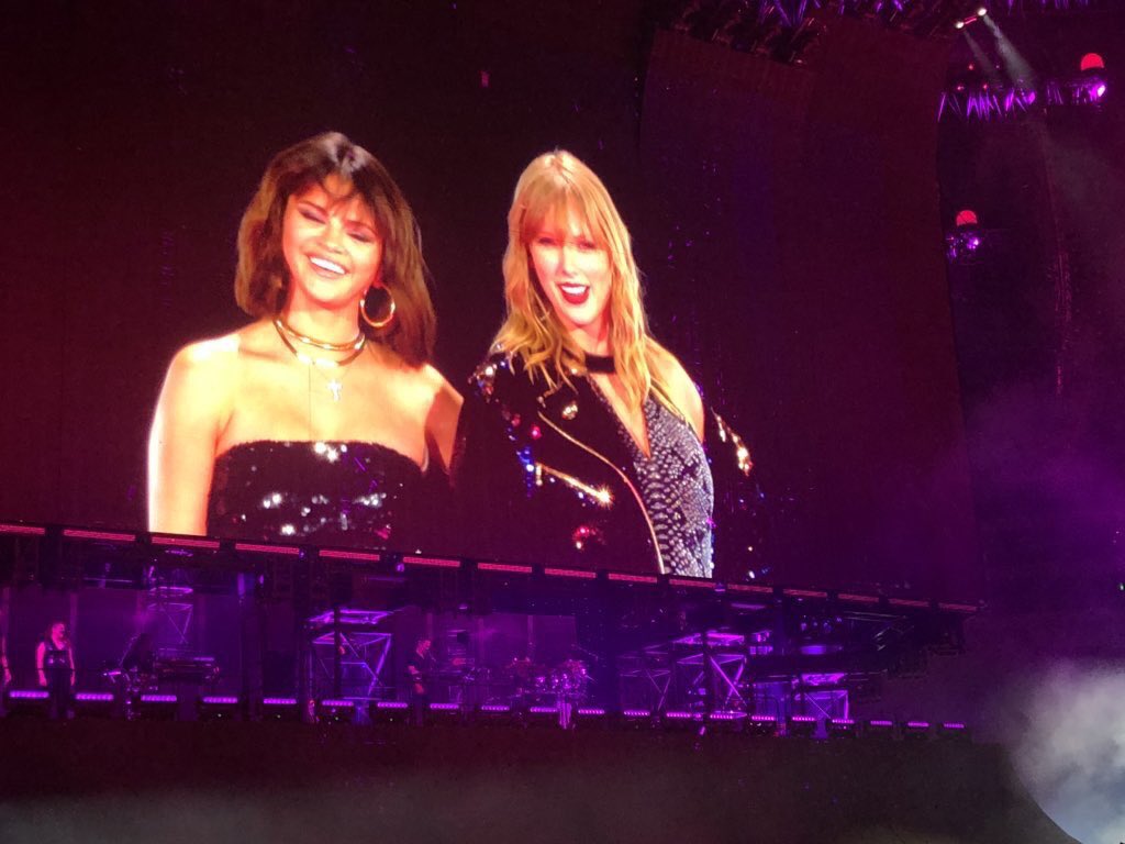 TSwiftNewsTH's tweet photo. 🗣💕 Selena Gomez พูดกับผู้ชมในคอนเสิร์ต reputation ถึงความสัมพันธ์ของเธอและ Taylor Swift 

“ขอบคุณนะเพื่อนรักสำหรับมิตรภาพ 12 ปี เกือบ 13 ปีนี้ และเหตุผลที่เธอเป็นหนึ่งในเพื่อนสนิทของฉันก็คือ คนคนนี้ไม่เคยวิจารณ์กับทุกๆสิ่งที่ฉันตัดสินใจทำลงไป...”

#RepTourPasadena https://t.co/NqCbKAEgvm