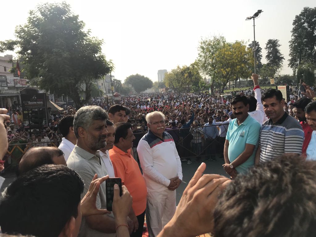 amitbhatt4u's tweet photo. And today another city in #Haryana gave streets to people.
#RaahgiriDay in #Kurukshetra gave a glimpse of #SreetsForAll
Thanx @mlkhattar @RaoNarbir @opsinghips @PandaSarika fir scaling @raahgiriday to entire state.
@Dev_Fadnavis its time to scale @EqualStreets in #Maharashtra https://t.co/b3pX3GMGQI