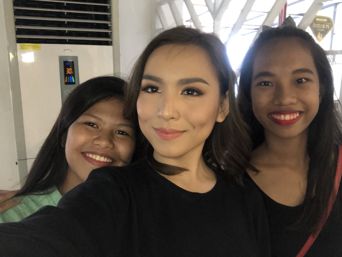 kyline_a3's tweet photo. Dahil wala silang phone. Hola. https://t.co/9nWs2Gqhl2