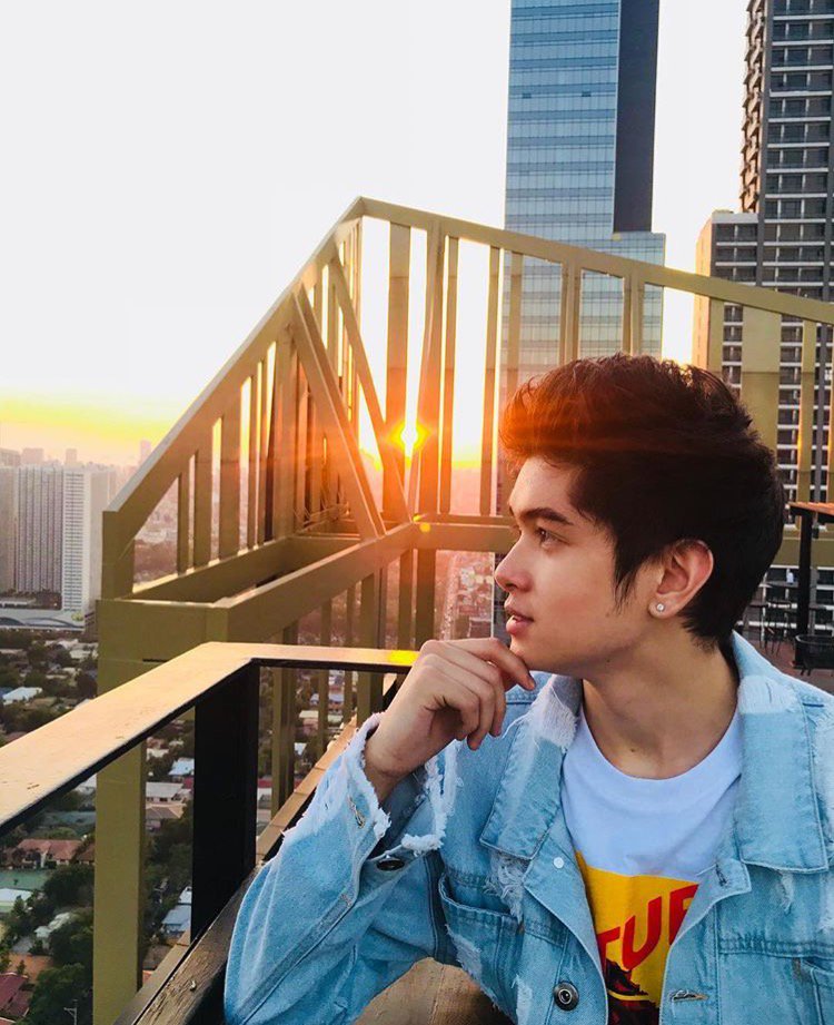 foldedandhungph's tweet photo. #FHSpotted: Steal @jackreid 's outfit for the day from @foldedandhungph !
Catch him this May 27, 2018 in SM City Lucena. Just purchase any @foldedandhungph merch worth P800 to join! This is your chance get up close and personal with the folded&hung cutie! https://t.co/5iRy0OR1e7