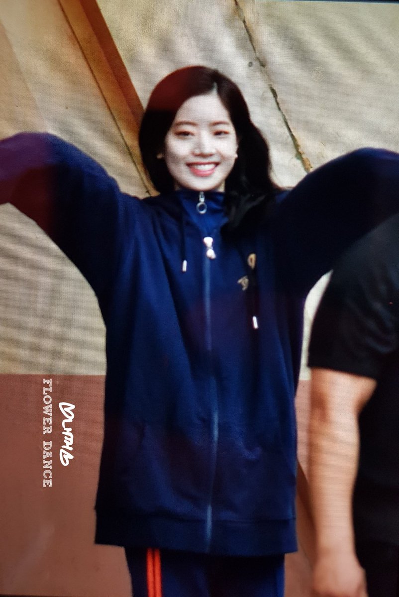 TheFlowerDance's tweet photo. 180520 #Twicestore #preview
여신 등장
#다현 #DAHYUN #ダヒョン #트와이스 #TWICE #TWICELANDzone2 @JYPETWICE https://t.co/0htjZeTheo