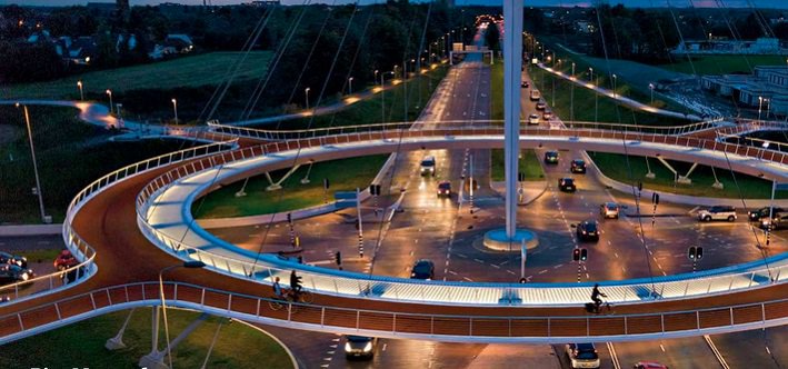 Dünyanın ilk asma 🚴‍♂️kavşağı Hollandalı #Eindhoven şehrinde. Çok güzel değil mi? // The world's first suspended 🚴‍♂️ roundabout is located in the Dutch city of #Eindhoven. Pretty cool, isn't it?