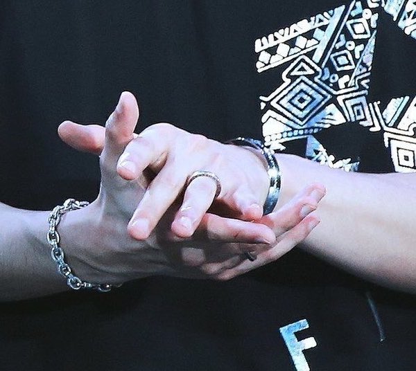 hello this would be my first ever collection thread since i admire jonghyun's powerful arm and hand a lot  pls dont reply, QUOTE it instead! Thank you.