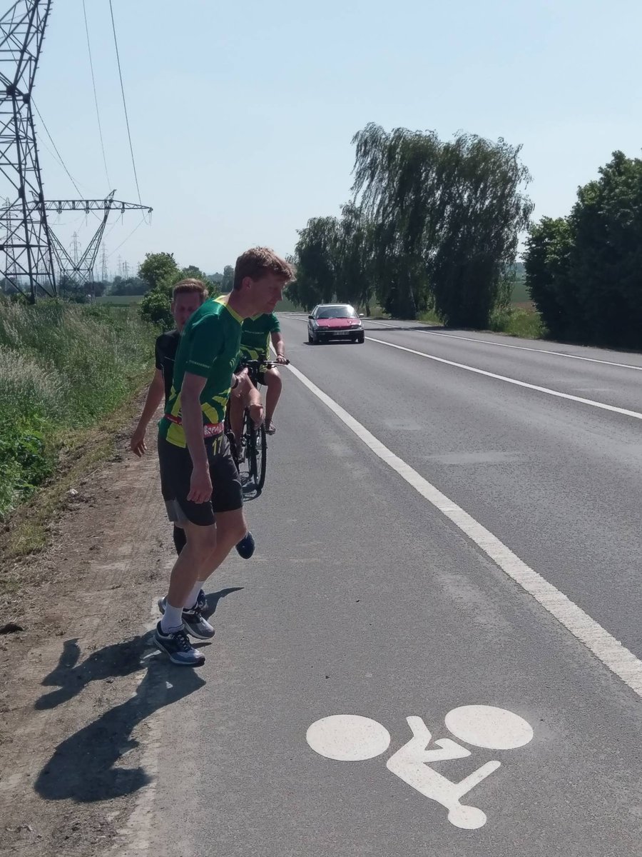 RoparunTeam17's tweet photo. We komen steeds dichter bij Rotterdam.
Alles loopt nog op rolletjes. #Roparun 
#duravermeer https://t.co/4dB9znYuhJ