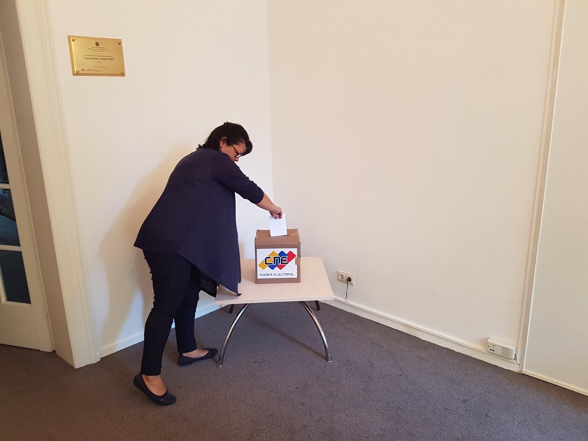 ConsulVenHamburg (@consu_ve_ham) on Twitter photo En <a href="/consu_ve_ham/">ConsulVenHamburg</a> inicia el proceso de votación. Venezolanos ejercen su sagrado derecho al voto. #VotaPorVenezuela <a href="/NicolasMaduro/">Nicolás Maduro</a> <a href="/jaarreaza/">Jorge Arreaza M</a> <a href="/CancilleriaVE/">Cancillería Venezuela 🇻🇪</a> <a href="/yvangil/">Yvan Gil</a> <a href="/JimmyChediak/">Jchediak</a> @EmbaVenBerlin <a href="/ManigliaOrlando/">Orlando Maniglia</a> En <a href="/consu_ve_ham/">ConsulVenHamburg</a> inicia el proceso de votación. Venezolanos ejercen su sagrado derecho al voto. #VotaPorVenezuela <a href="/NicolasMaduro/">Nicolás Maduro</a> <a href="/jaarreaza/">Jorge Arreaza M</a> <a href="/CancilleriaVE/">Cancillería Venezuela 🇻🇪</a> <a href="/yvangil/">Yvan Gil</a> <a href="/JimmyChediak/">Jchediak</a> @EmbaVenBerlin <a href="/ManigliaOrlando/">Orlando Maniglia</a>