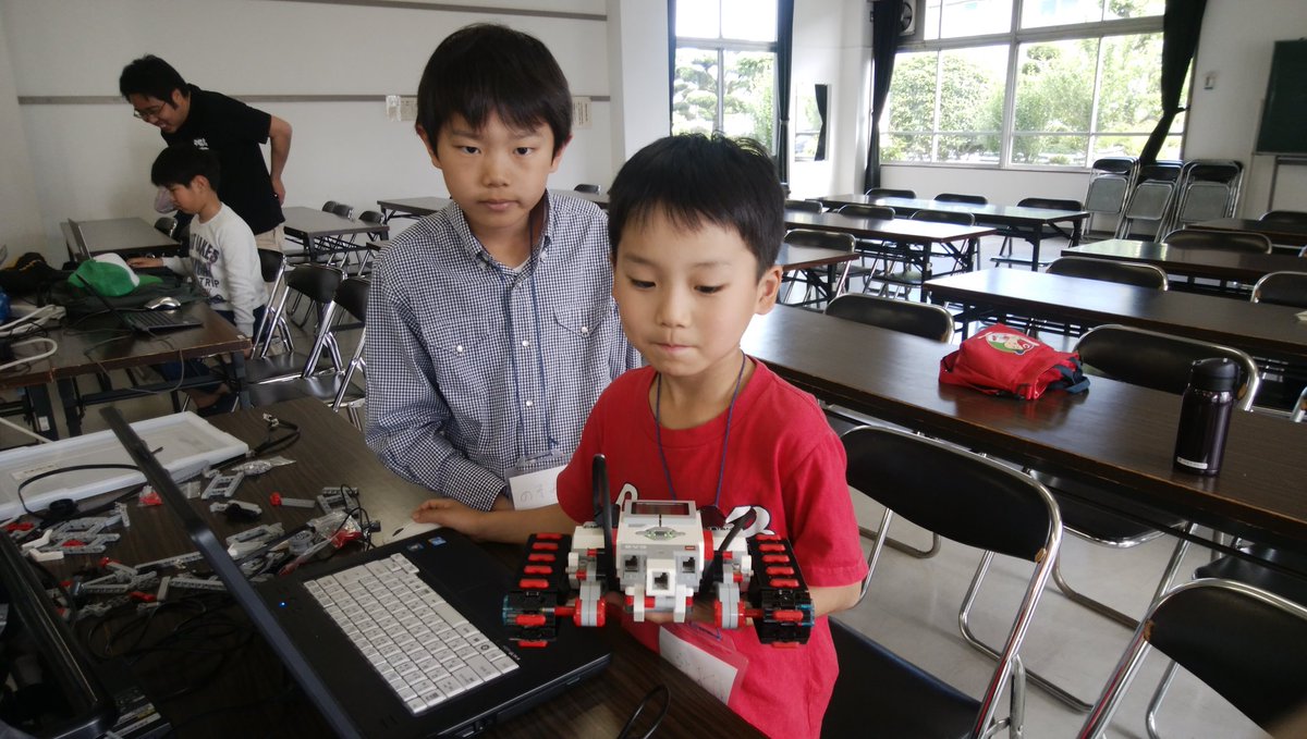 CoderDojoKonan_'s tweet image. 本日のレゴロボット！
キャタピラ型らしいですよ〜！
#CoderDojo岡南 #CoderDojo