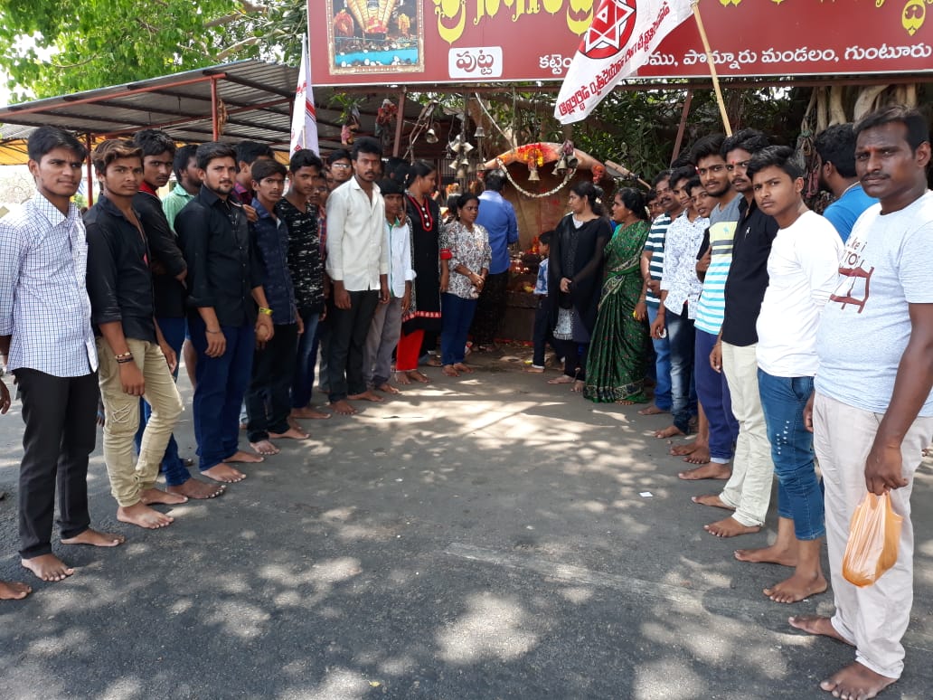 DrakshayaniJSP's tweet photo. పొన్నూరు పట్టణ జనసేన ఆజాద్ యువత ఆధ్వర్యంలో, పవన్ గారి ప్రజా పోరాట యాత్ర విజయవంతం కావాలని స్థానిక   నాగేంద్ర స్వామి వారి పుట్ట దగ్గర పూజా కార్యక్రమాల��� నిర్వహించటం జరిగినది https://t.co/tTDJJFE1I8