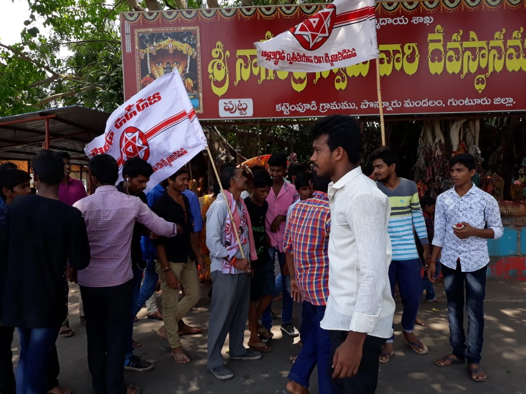DrakshayaniJSP's tweet photo. పొన్నూరు పట్టణ జనసేన ఆజాద్ యువత ఆధ్వర్యంలో, పవన్ గారి ప్రజా పోరాట యాత్ర విజయవంతం కావాలని స్థానిక   నాగేంద్ర స్వామి వారి పుట్ట దగ్గర పూజా కార్యక్రమాల��� నిర్వహించటం జరిగినది https://t.co/tTDJJFE1I8