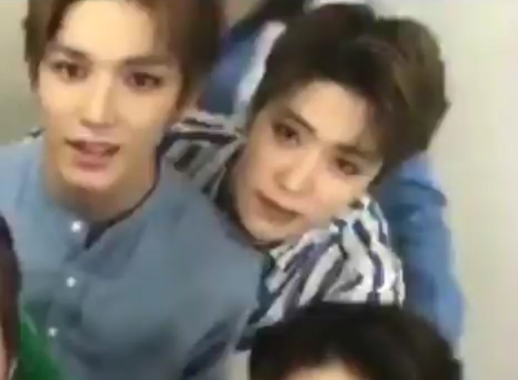 jaehyunveinx's tweet photo. เหมือนกอดกันแต่จริงๆปุ่นหาล้วงเงินพี่เฟียซอยู่ https://t.co/90edTYXrf4