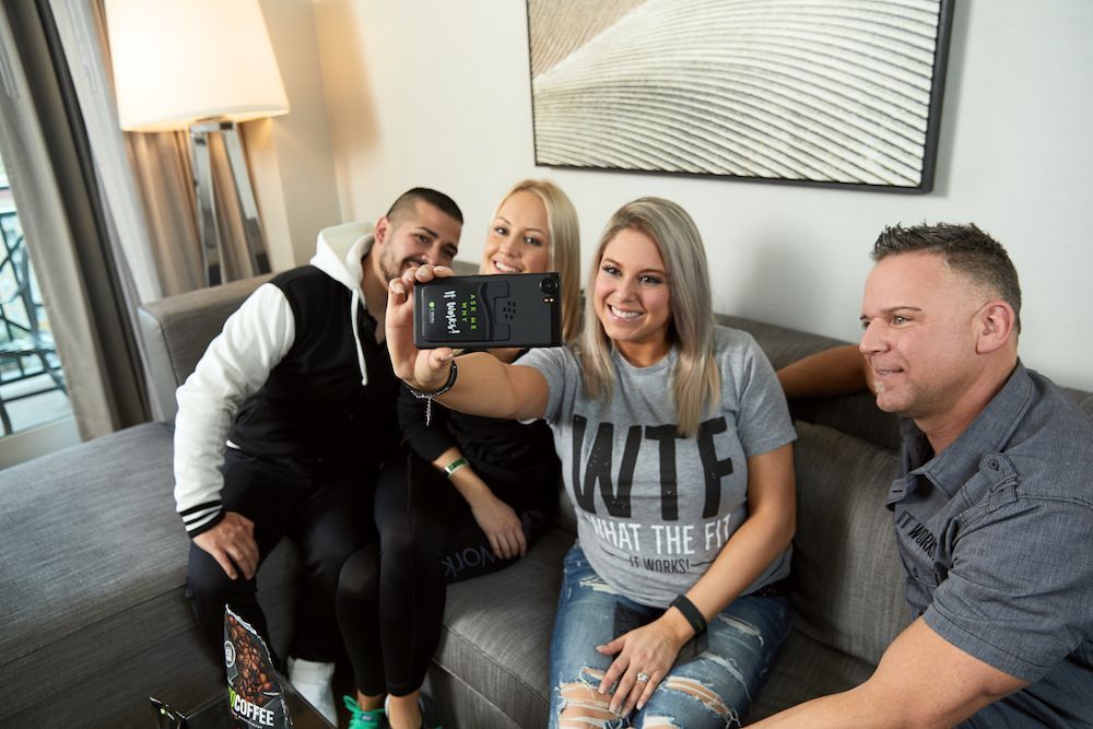 ItWorksINTL's tweet photo. Couples who WRAP together, STAY together! Build your business with BAE and create a life that is full of #FriendshipsFunFreedom https://t.co/pDPr5ian0U