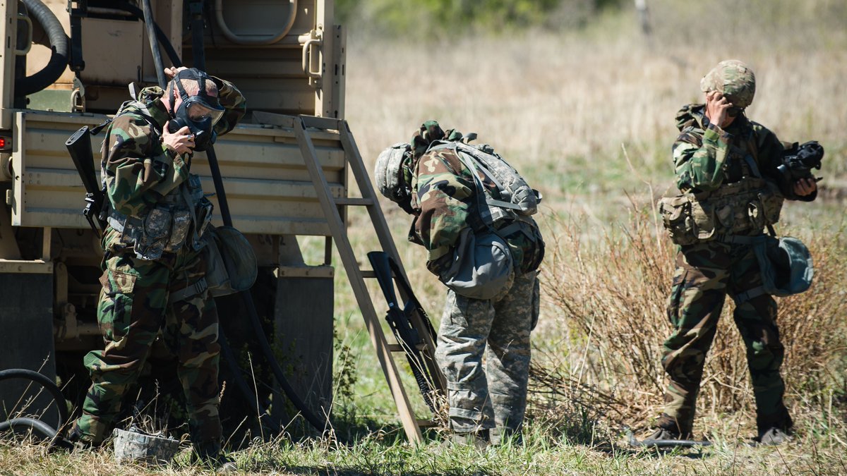 CanadianArmy's tweet photo. GAS GAS GAS! Soldiers on Exercise #MAPLERESOLVE 2018 took part in a Chemical, Biological, Radiological and Nuclear (CBRN) scenario during defensive operations training.
Photos by: Corporal Myki Poirier-Joyal https://t.co/spcXU0ProB