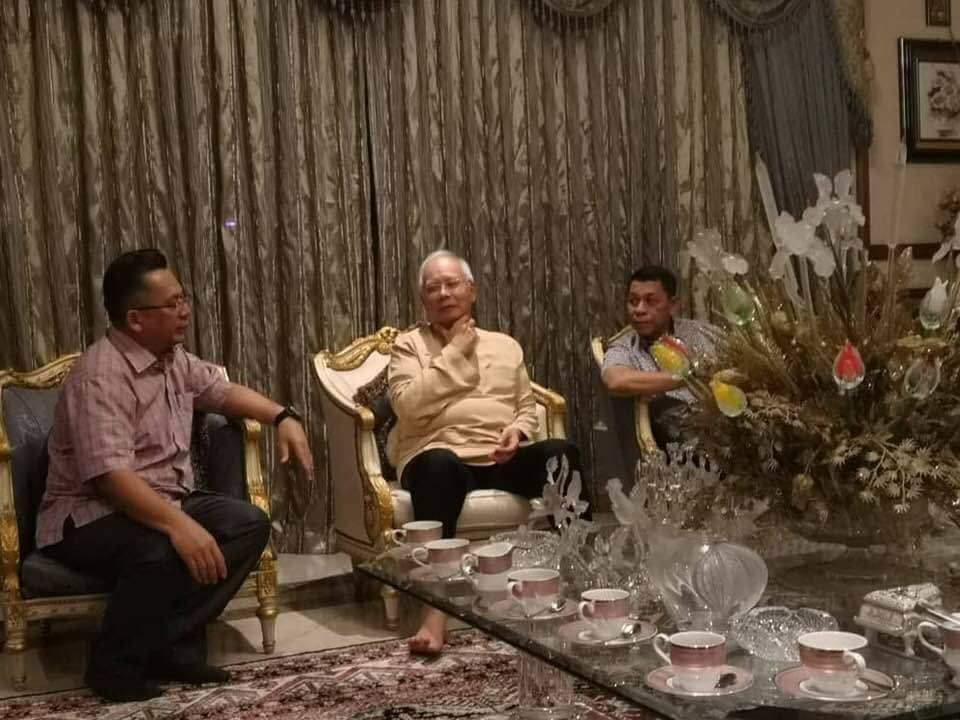 Alhamdulillah semalam berkesempatan melawat DS <a href="/NajibRazak/">Mohd Najib Tun Razak</a>.

Beliau amat tenang menghadapi situasi semasa malah sempat memberi semangat kepada saya dan BN Terengganu.

Semoga Allah lindungi dan rahmati DS Najib.