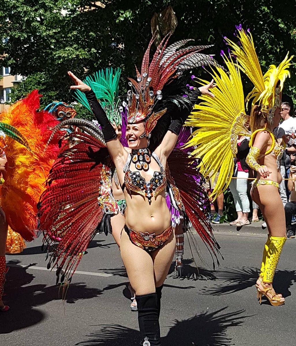 mira_bleu's tweet photo. Der große Umzug zum Karneval der Kulturen in Berlin ist gestartet. #kdk18 #KarnevalderKulturen #Berlin #Kreuzberg #Sapucaiunosamba 🎭 https://t.co/okTY9UHvnf