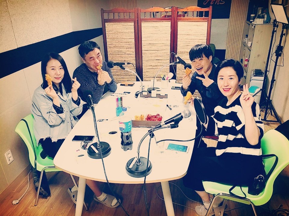 현제시각 8시 50분 
수다씨네 녹음 진행 중입니다.
이번주 수다씨네 기대해주세요.
#일요일은 #치킨과 #함께
#수다씨네치킨치킨 #치킨선물감사합니다