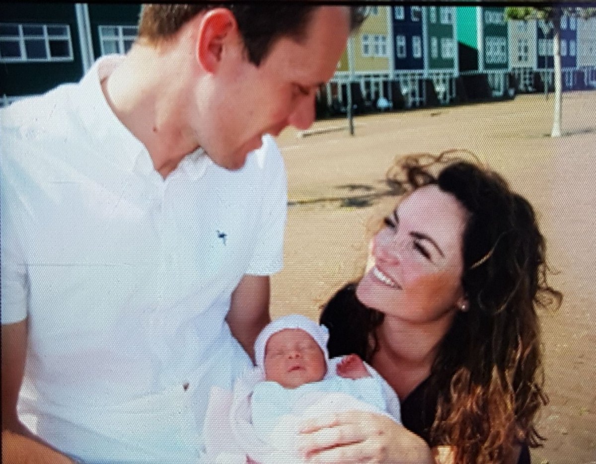 Vanityklok's tweet photo. Precies een maand geleden werd jij, vijf weken eerder dan de uitgerekende datum, geboren 💗 De afgelopen maand was de mooiste maand van ons leven. We zijn zo trots, je groeit super goed en we genieten zo onwijs veel van jou 😍 @Vingerlingm #Onvoorwaardelijkeliefde #VictoriaMae https://t.co/kY8lete9D8