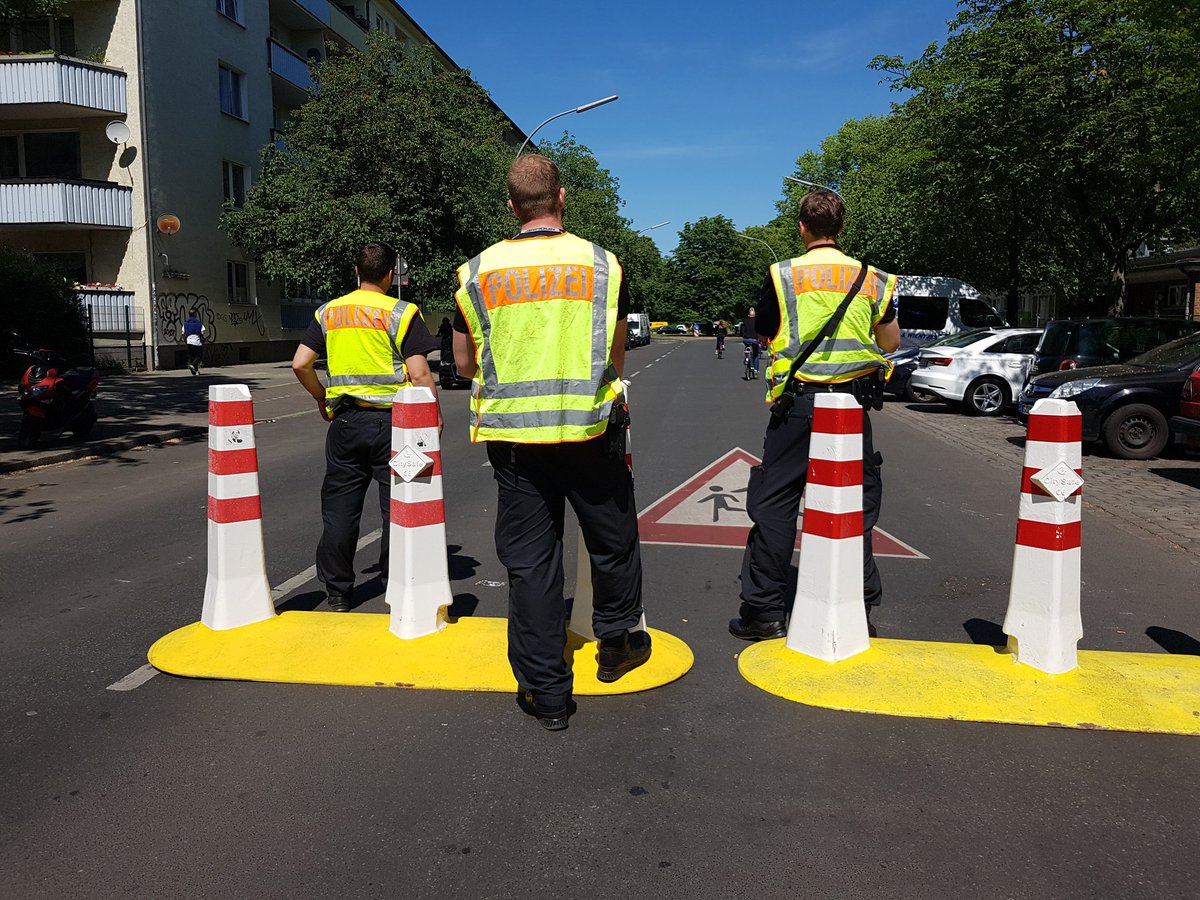 Verkehrshassel's tweet photo. Alltag bei großen Ereignissen wie dem #kdk2018 : Sperren gegen Autoanschläge und Beamte mit MP von @polizeiberlin
Schade eigentlich https://t.co/3BzZIjRxxC