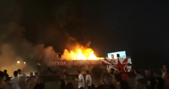 Los jugadores del Estrella Roja salen a festejar el título por las calles de Belgrado y el micro de los campeones se prende fuego accidentalmente por las bengalas de los hinchas. NI EN LOS SIMPSONS