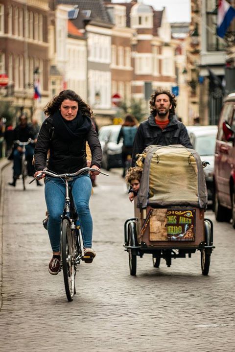 HaagseFietsChic's tweet photo. Sorry to see his bakfiets sign on the front got torn up. But good to see the bakfiets still works. :) #HaagseFietsChic #FietsChic #LovesBikes #CycleChic #DenHaag #TheHague #haag #fiets #chic #bicycle #citycycling #bikefashion #pedal #photo #photooftheday https://t.co/z65BFjSrxD