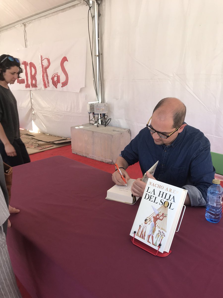 FeriaLibroLeon's tweet photo. En estos momentos @NachoAres firma su novela “Las hijas de sol” en la #FeriaLibroLeón18 #leonesp https://t.co/NgKqWsRo95