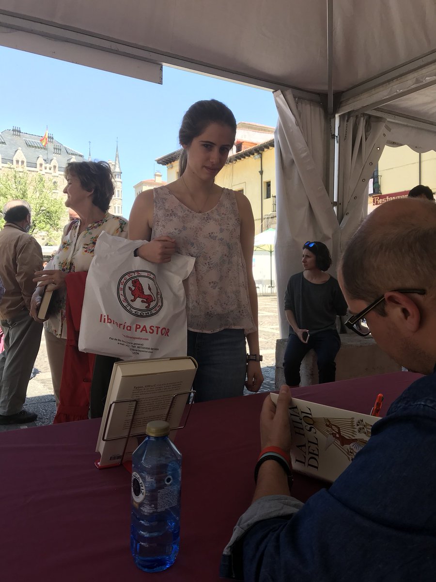 FeriaLibroLeon's tweet photo. En estos momentos @NachoAres firma su novela “Las hijas de sol” en la #FeriaLibroLeón18 #leonesp https://t.co/NgKqWsRo95