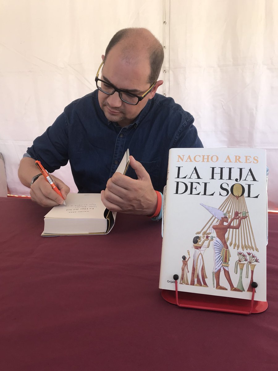 FeriaLibroLeon's tweet photo. En estos momentos @NachoAres firma su novela “Las hijas de sol” en la #FeriaLibroLeón18 #leonesp https://t.co/NgKqWsRo95