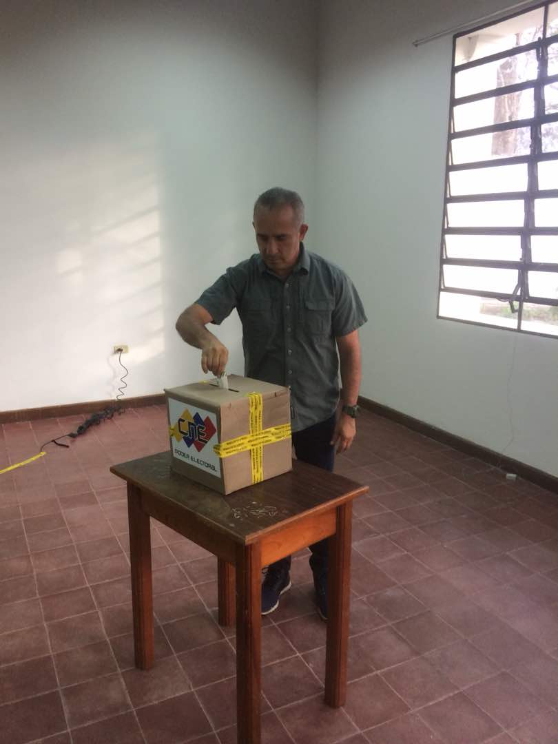 FreddyBernal's tweet photo. A pesar de las inmensas presiones internacionales, hoy es un dia de felicidad, de paz, de armonía, de fiesta electoral. Hoy es el momento de reafirmar nuestro sentimiento patrio, y demostrar, que en esta extraña dictadura, defendemos la paz. Por eso sal y #VotaPorVenezuela! https://t.co/ogJSWfm7GL