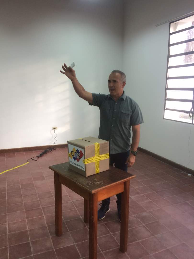 FreddyBernal's tweet photo. A pesar de las inmensas presiones internacionales, hoy es un dia de felicidad, de paz, de armonía, de fiesta electoral. Hoy es el momento de reafirmar nuestro sentimiento patrio, y demostrar, que en esta extraña dictadura, defendemos la paz. Por eso sal y #VotaPorVenezuela! https://t.co/ogJSWfm7GL