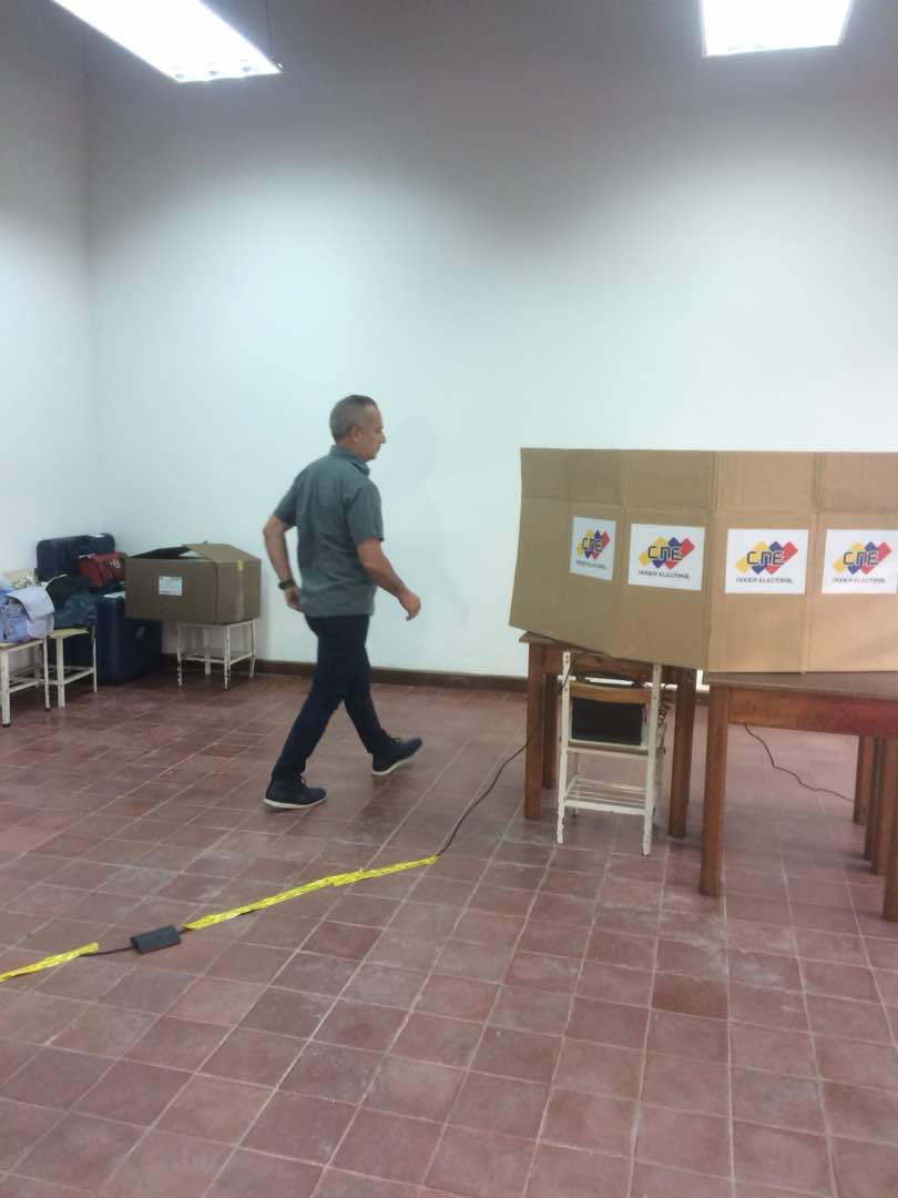 FreddyBernal's tweet photo. A pesar de las inmensas presiones internacionales, hoy es un dia de felicidad, de paz, de armonía, de fiesta electoral. Hoy es el momento de reafirmar nuestro sentimiento patrio, y demostrar, que en esta extraña dictadura, defendemos la paz. Por eso sal y #VotaPorVenezuela! https://t.co/ogJSWfm7GL