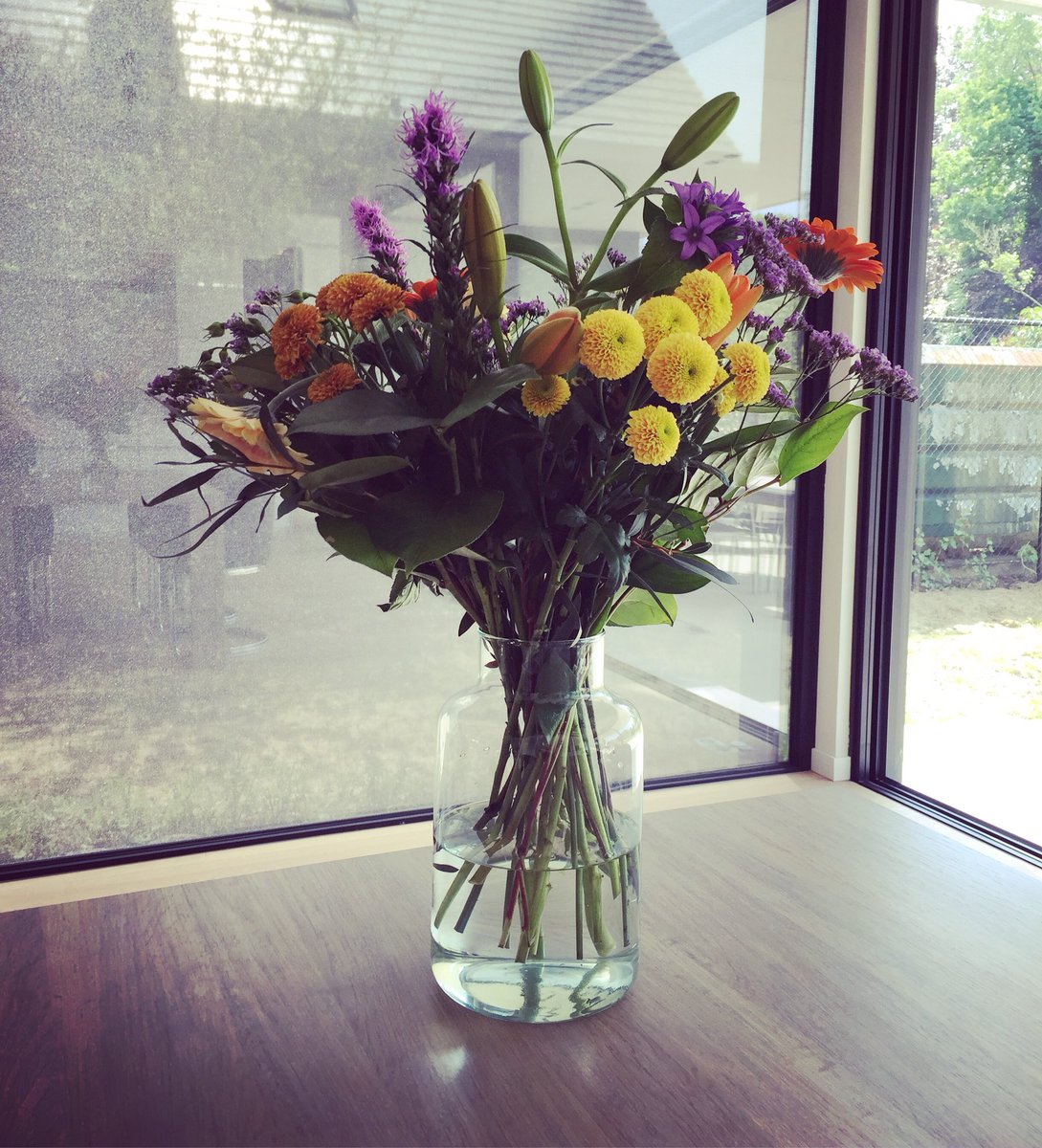 incrociate's tweet photo. Friends who bring flowers are the best kind. 💐 https://t.co/sNBif6Y4Zp