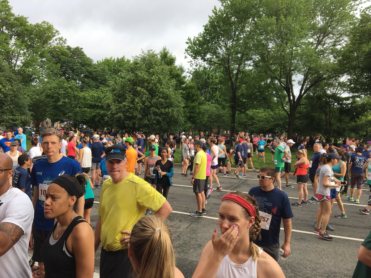 Gaal_DCPS's tweet photo. Running for our DCPS students. Capital Hill Classic on a picture perfect morning. Recognize the school? #peapodynowacheckinstation @dcpublicschools @capitalhill https://t.co/SDzsKZ39q4