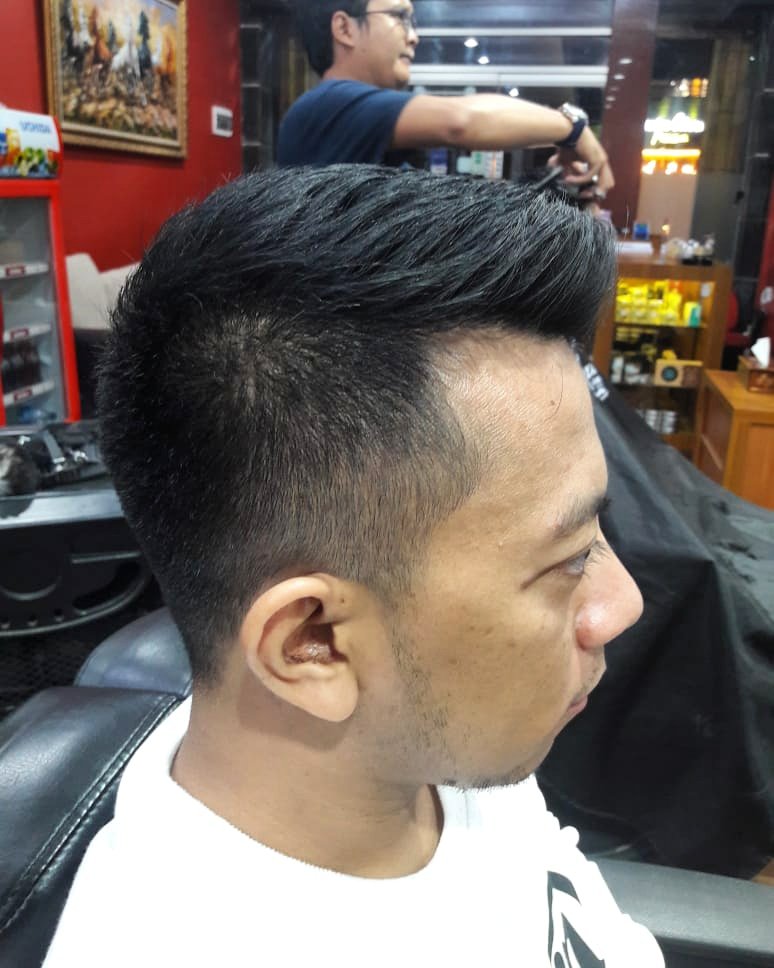 alexandrobrbshp's tweet photo. 😎😎😎 #alexandrobarbershop #tebetraya67c #jakartabarbershop #indobarber #indohaircut #barberaddict #barberlife #cukuryuk #segalapomade #gantengmaksimal #klimis #081281398999 #02183781472 https://t.co/3FAmCgx7Qd