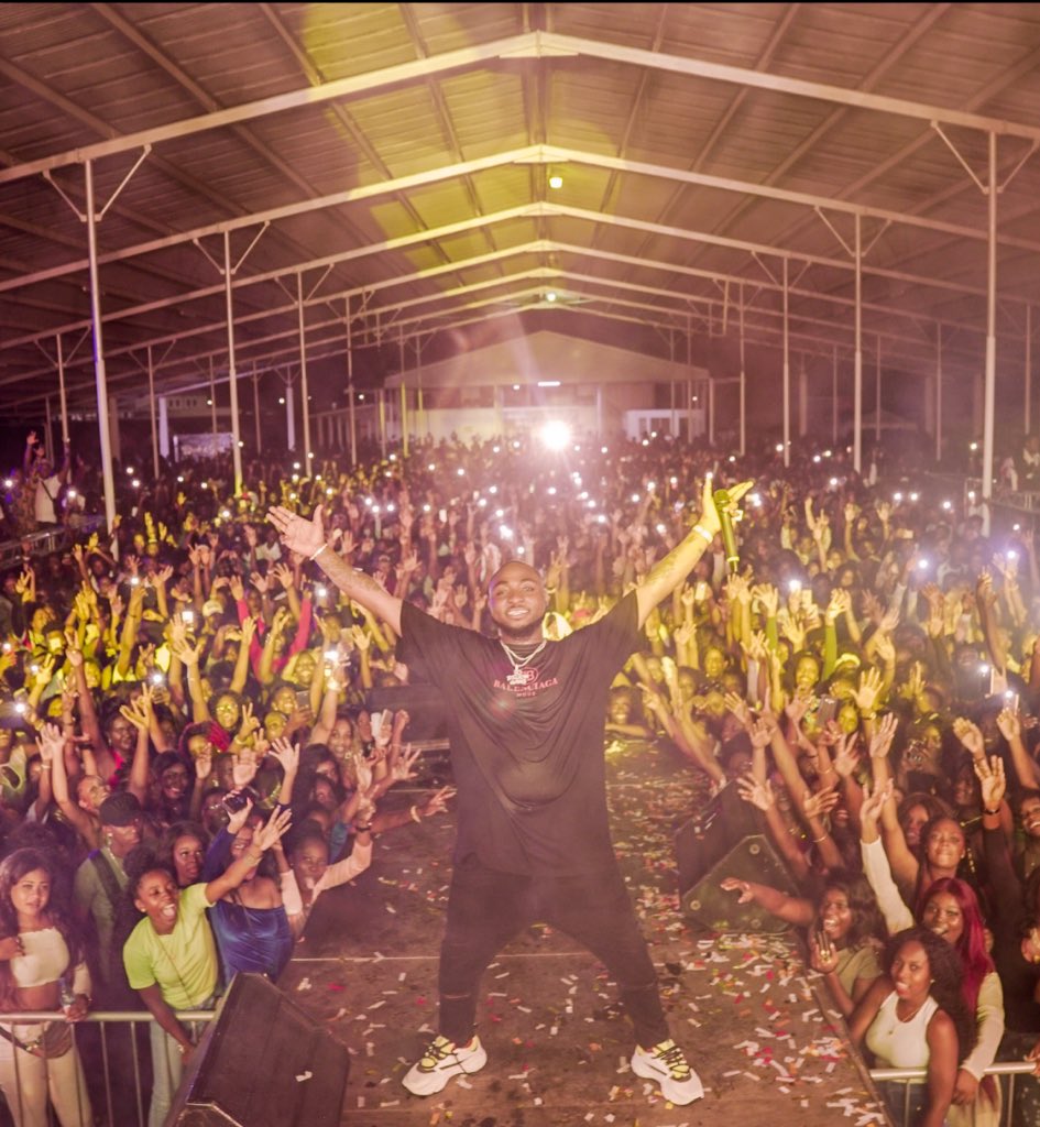 davido's tweet photo. WE POPPIN IN SOUTH AMERICA!!!!!!!!!!! 10,000 PPLE!! THANK YOU SURINAME 🇸🇷 I WILL NEVER FORGET THIS SHOW!! WOW!! ❤️⭐️⚡️🏆 https://t.co/ZqDCOShi6J