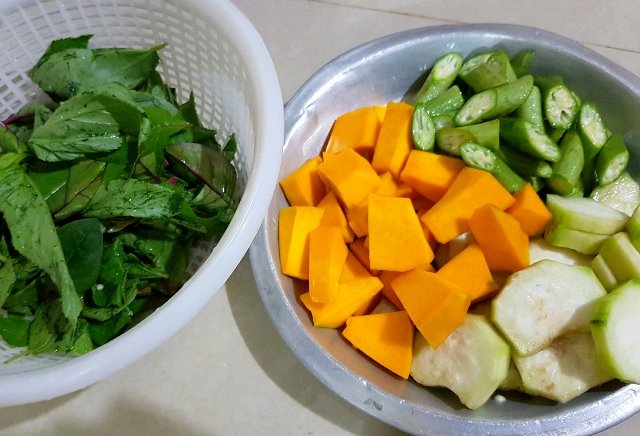 Lana Okra Kalabasa Patola Alugbati Saluyot From The Talipapa Outside The Village Paid Only 40 Pesos For All Of These Utan Bisaya Ingredients T Co Qbge608wwl