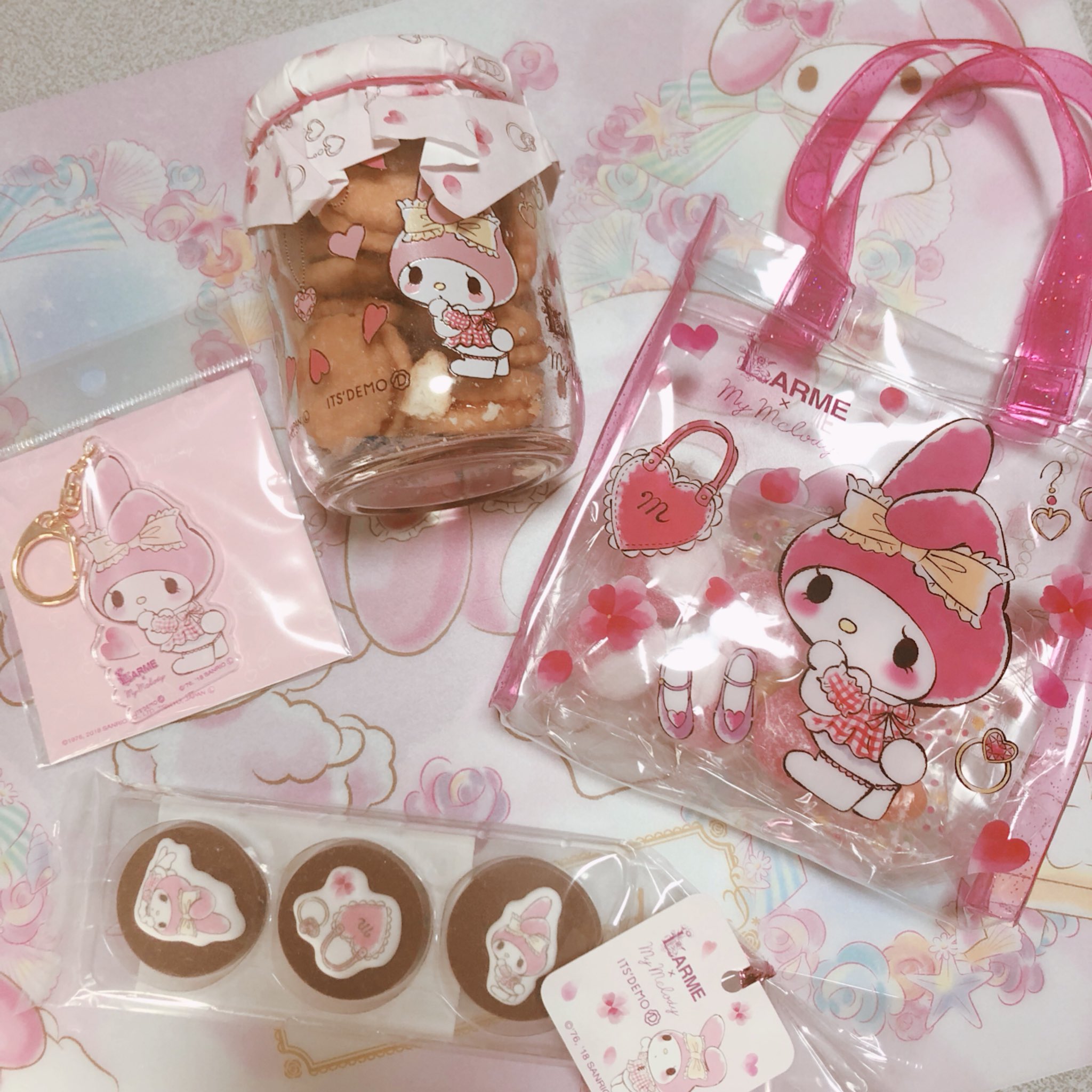 𝓎𝒶𝓃𝒶 イッツデモで マイメロちゃんのクリアバッグとビンのクッキーが半額で買ってしまった 前に買ったアクキーとチョコと写真撮った あとミニストップのイースターマイメロちゃんもやっと飾った もうイースターって終わってるのかな