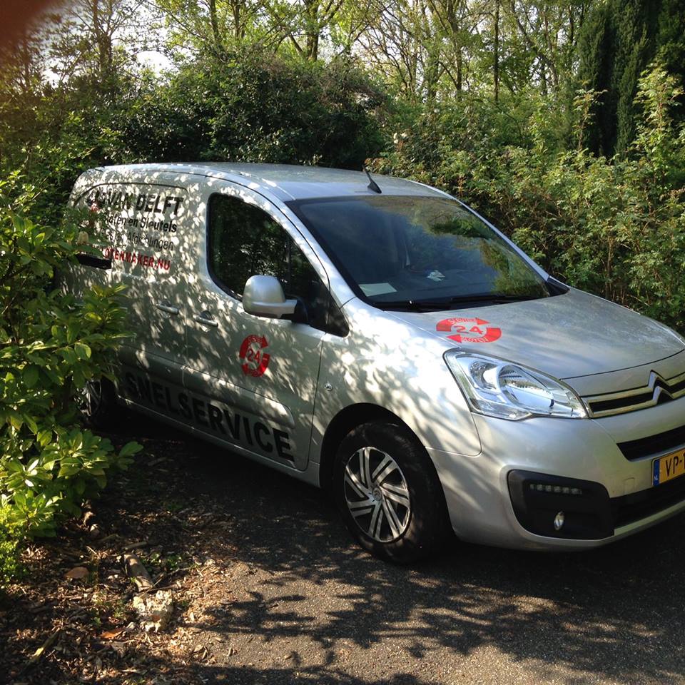 Van Delft Beveiligingen staat niet verdekt opgesteld maar moeten soms op  de gekste plaatsen zo dicht mogelijk bij de locatie komen.
 Wij staan graag voor u klaar, op elk moment op elke plaats!