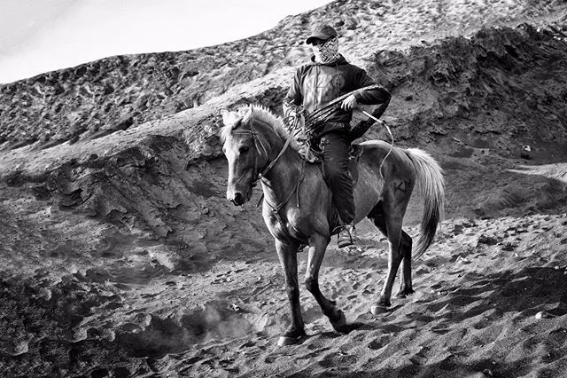 MarioLanini's tweet photo. #costantementeinviaggio #travel #travelphotography #indonesia #java #vulcano #volcano #bromo #vulcanobromo #discovermag #instapic #instaphoto #instame #instareflex #horseman #wwwmariolaniniit https://t.co/1fph6y4kwx