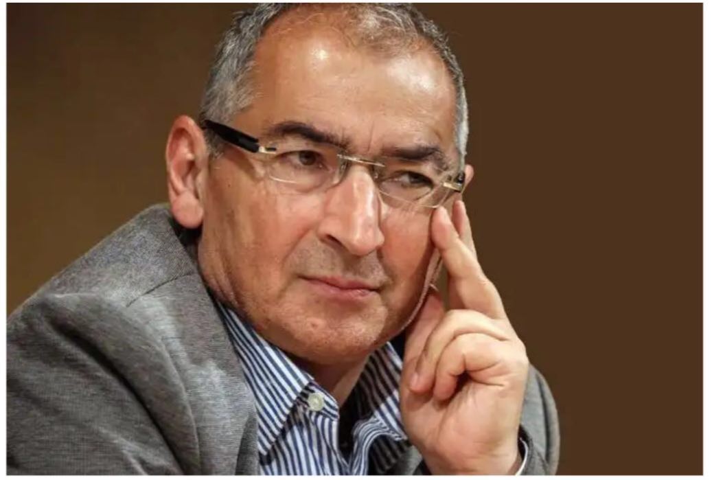 SharghDaily's tweet photo. صادق زیباکلام از دانشگاه تهران اجباری بازنشسته شد.
او دربخشی از نامه‌اش به رییس دانشگاه نوشت:فکرنکنم در حبشه هم بااساتیدشان اینگونه برخوردکنندکه ام��ال دکتر فرهادرهبر،وزارت علوم،دانشگاه تهران،شورایعالی انقلاب فرهنگی وسایر پیشقراولان فرهنگ و تمدن مشعشع ایرانی-اسلامی برخورد می‌کنند. https://t.co/hgZnsPDykn