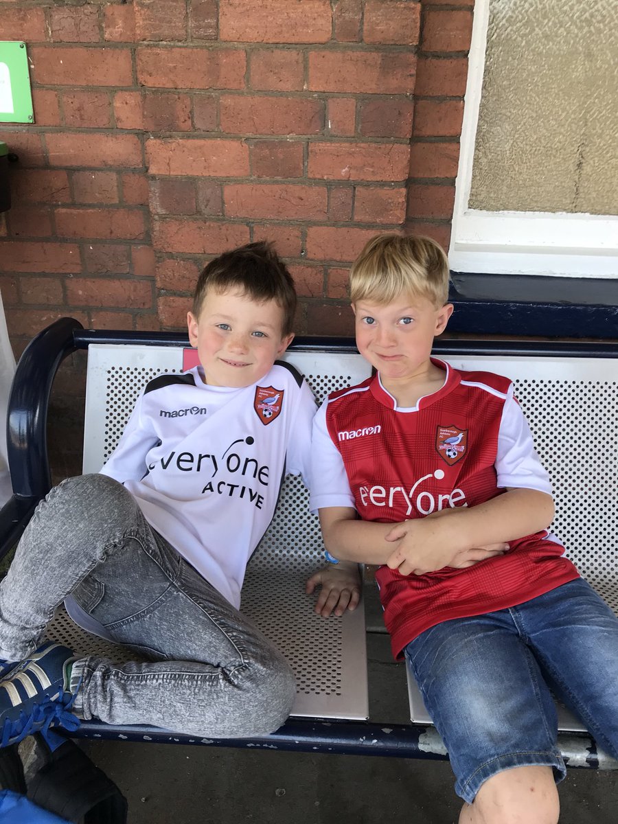 MiniSeadog's tweet photo. On our way to #NonLeagueFinalsDay - at Doncaster Rail Station. Next stop, “That Big London”. WEM-BER-LEE #MiniSeadog #NonLeague https://t.co/Z1vlWQcWE3