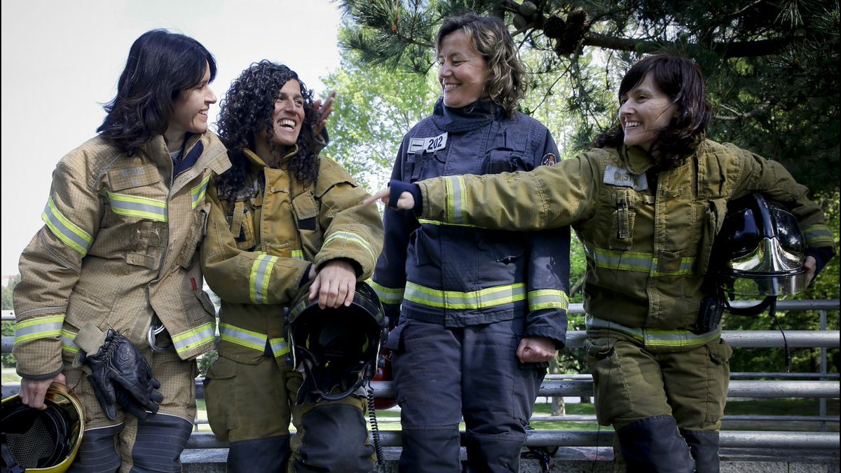 lavozdegalicia's tweet photo. ▶ «Ojalá seamos más bomberas». Cristina Posada abrió el camino en el año 2000 y desde entonces se unieron otras cinco, entre más de 900 hombres en Galicia https://t.co/JY2661D4fe https://t.co/NtrULPR3og