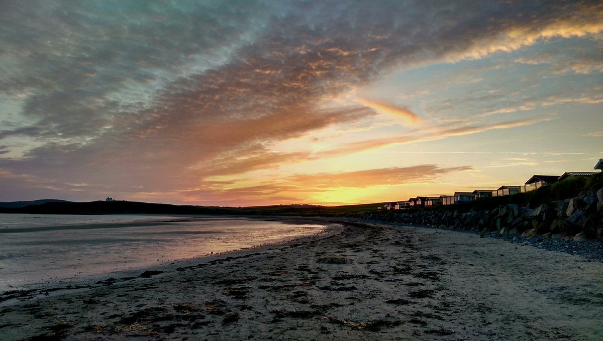 IJF62's tweet photo. Cracking sunrise this morning at Sandy Beach, Anglesey https://t.co/5tS4O3dzJC