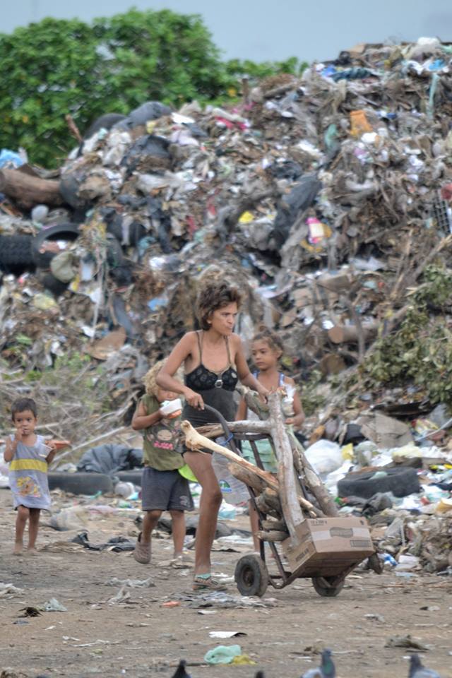 Cañada Morillo, basurero del Mercado las Pulgas en la desembocadura al Lago de Maracaibo.